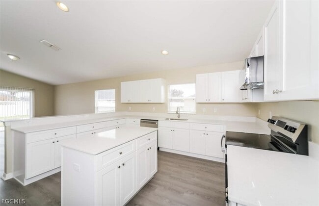 Building Photo - 302 SE 18th Terrace