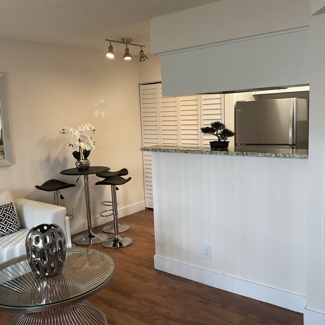 Building Photo - Stylish Living in the Heart of Boca Raton
