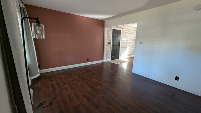 Building Photo - 206 Elm Ln