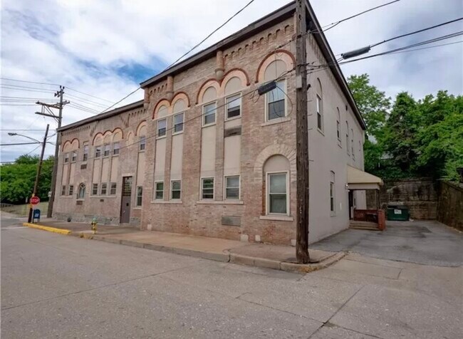 Building Photo - 100 2nd St