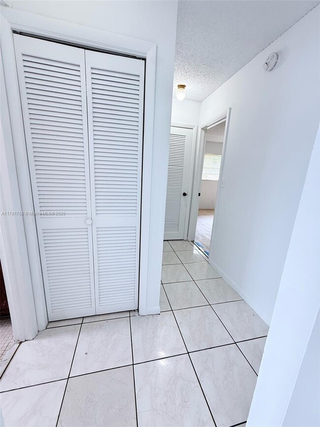 Foto del edificio - 3100 Coral Springs Dr