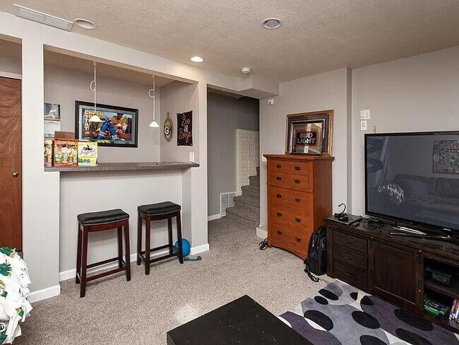 Building Photo - 6911 Mill Pond Dr