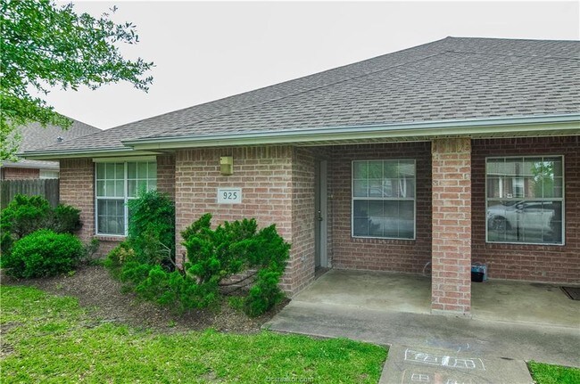 Building Photo - 927 Sun Meadows St