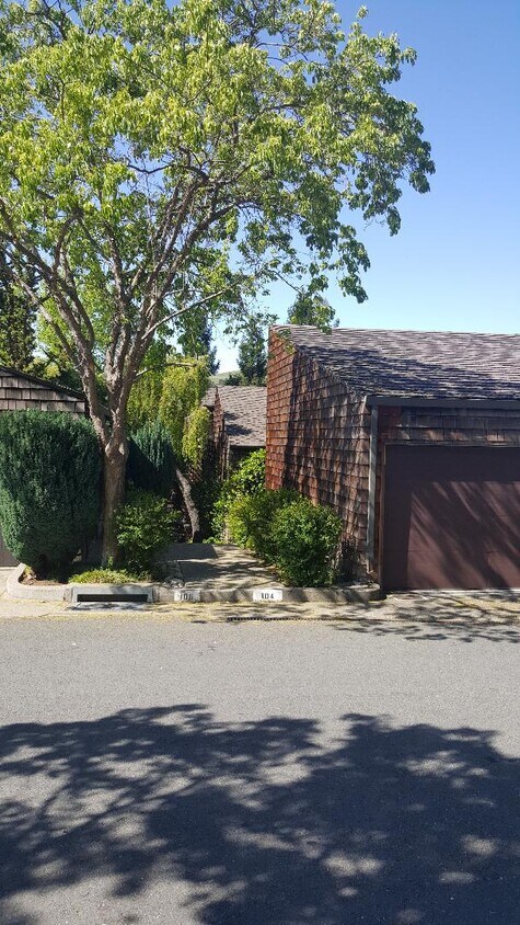 Primary Photo - 104 Ravenhill Rd