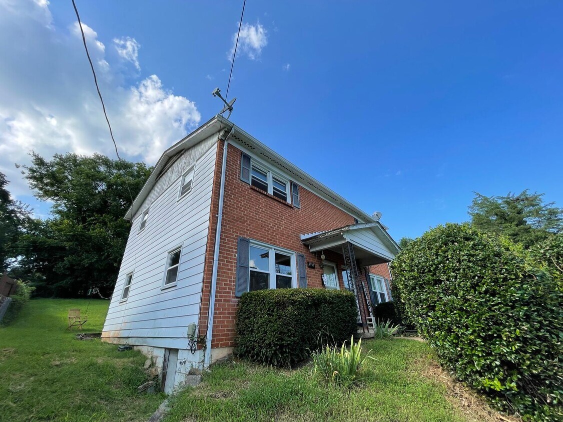 Primary Photo - 1103 River Ct