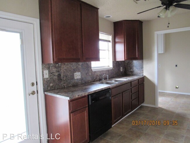 Building Photo - 6140 SW Oak Cliff Ave