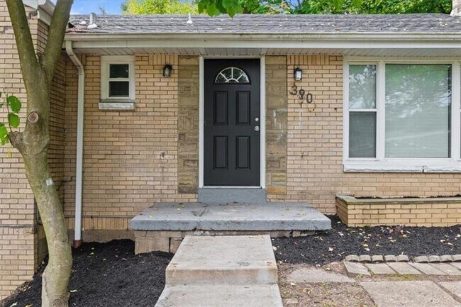 Foto del edificio - Remodeled Home on Large Corner Lot in Uppe...