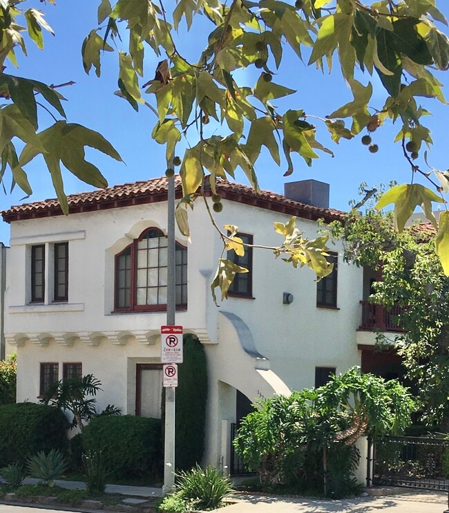 Exterior del apartamento - 1323 N Mansfield Ave