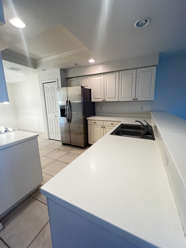 Foto del edificio - 1785 Four Mile Cove Pkwy