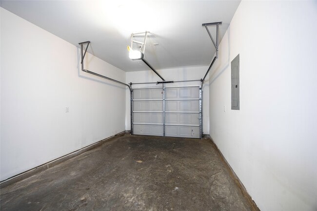 Building Photo - 2035 Longmire Villas Ct