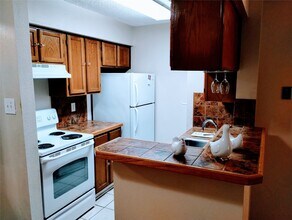 Building Photo - 11201 Lynbrook Dr