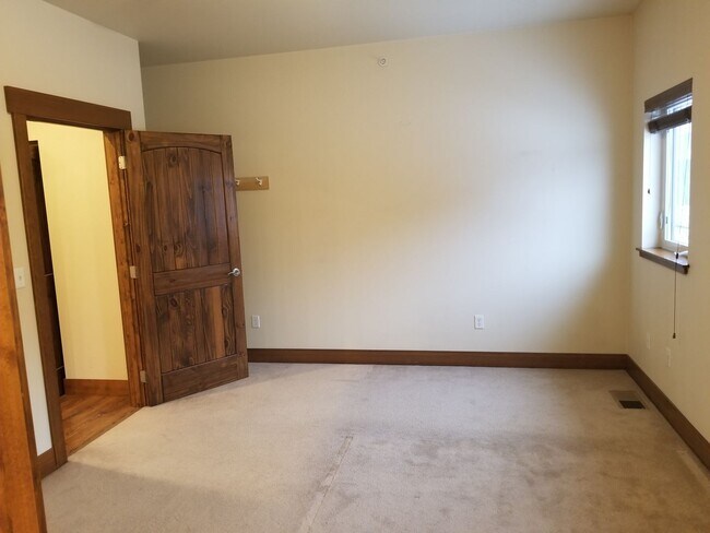 Building Photo - Alta View 2 bedroom 2.5 Bath with Fireplace