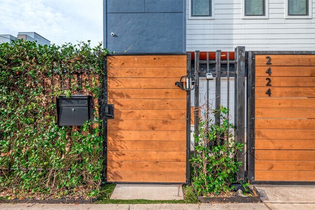 Foto del edificio - 2424 Hadley St