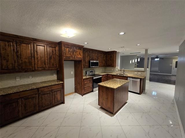 Foto del edificio - 700 White Fields Way