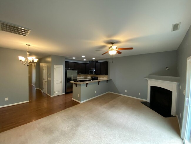 Foto del edificio - Like-New Townhome in Prime SW Durham Locat...