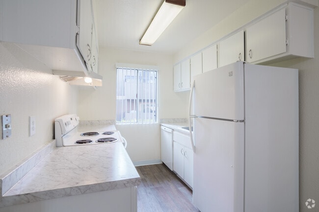1BR, 1BA - 680SF - Kitchen - Oakwood Village