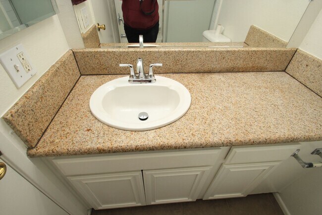 Foto del edificio - Welcome to this beautifully updated two-story condo