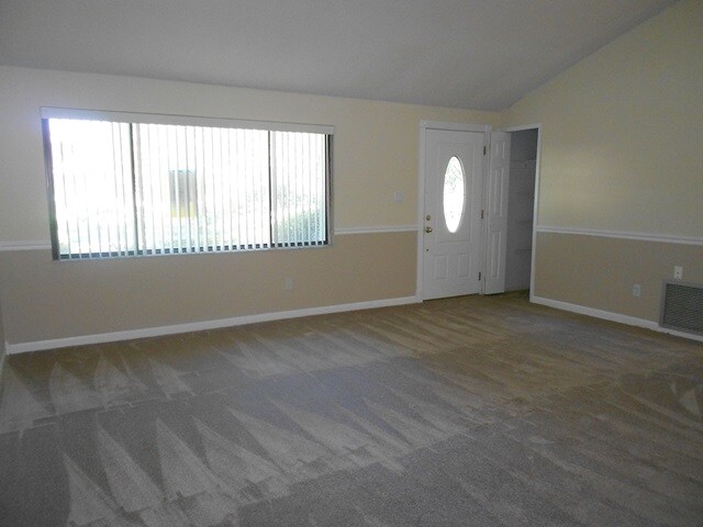 Building Photo - 852 Escabar Dr