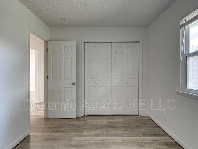 Building Photo - 1902 John F Kennedy St