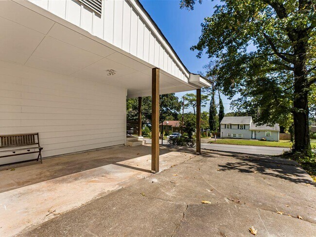 Foto del edificio - 6371 Westbury Rd