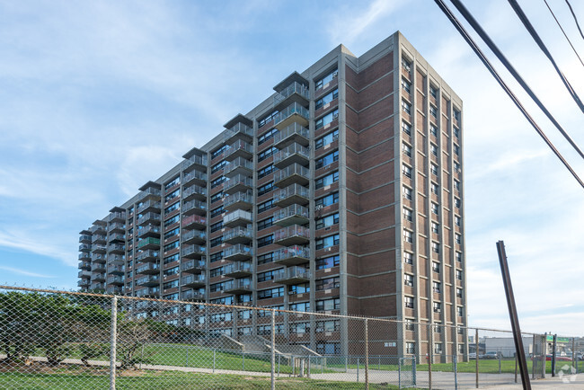 Building Photo - Bay Towers II