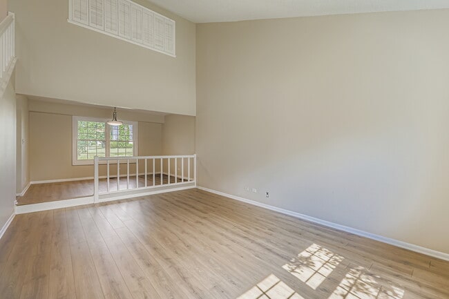 Building Photo - 651 White Ct