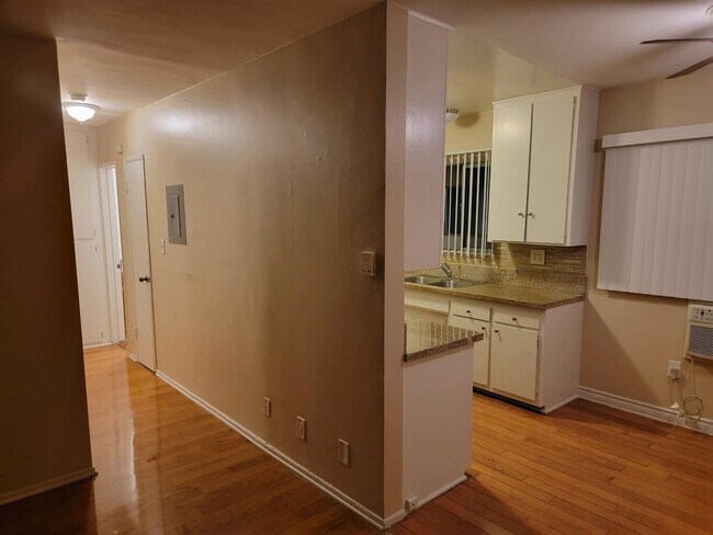 Foto del edificio - 6635 Wilkinson Ave