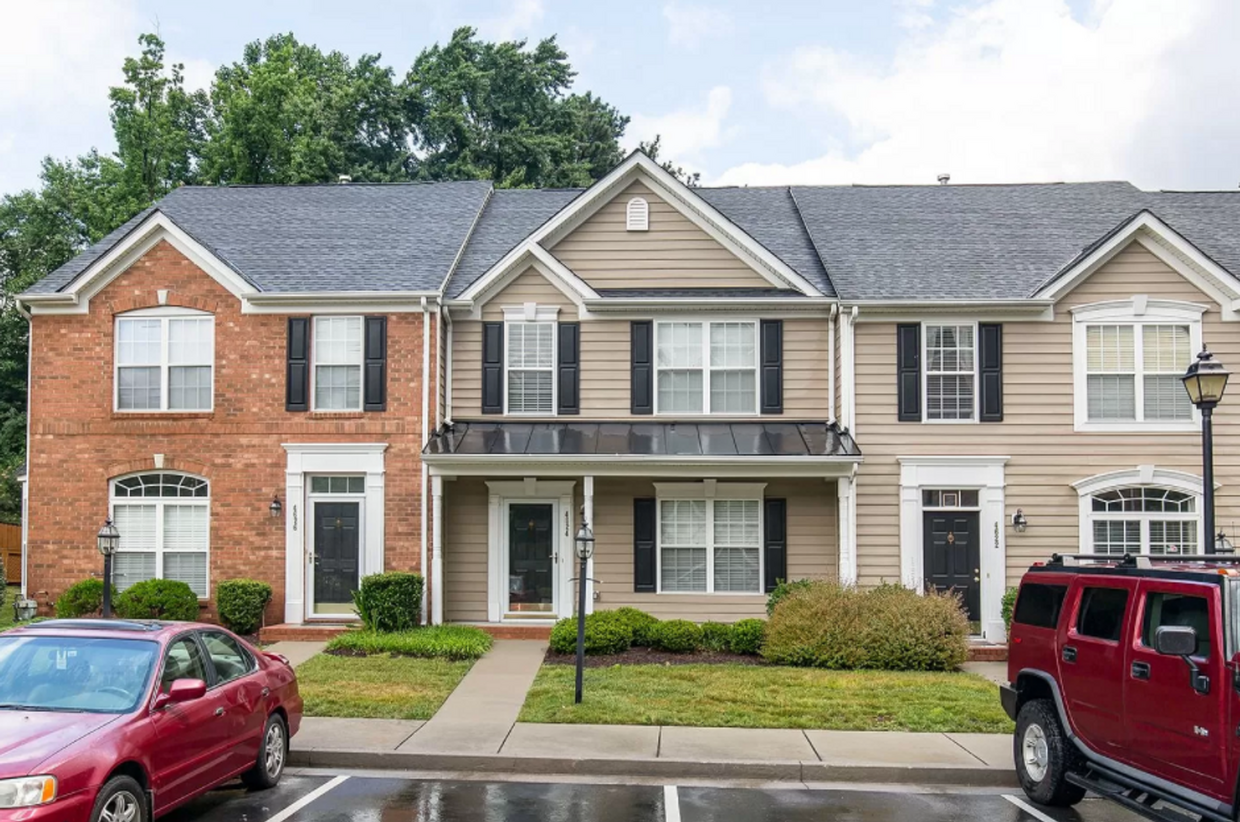 Primary Photo - Gorgeous Townhome Near Short Pump!