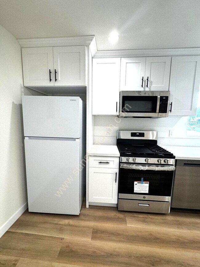 Building Photo - 702 N Garey Ave