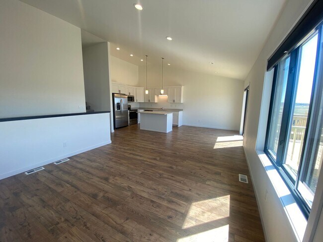 Building Photo - $2,095 3 Bed, 3 Bath, Modern, Private Deck...