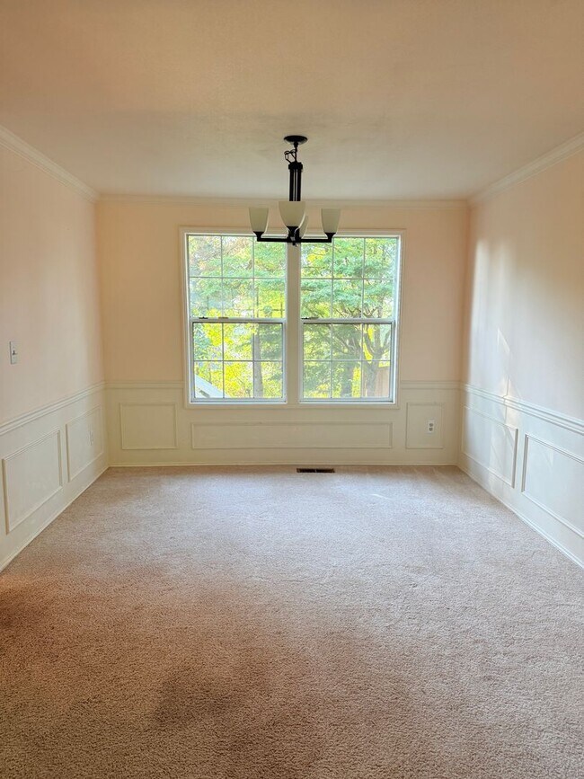 Building Photo - Elegant Bellevue Home for rent