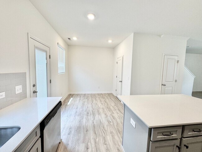 Foto del edificio - AVAILABLE JANUARY 6TH  Start the new year right! 3 br 2.5 ba near I-85 and shopping.