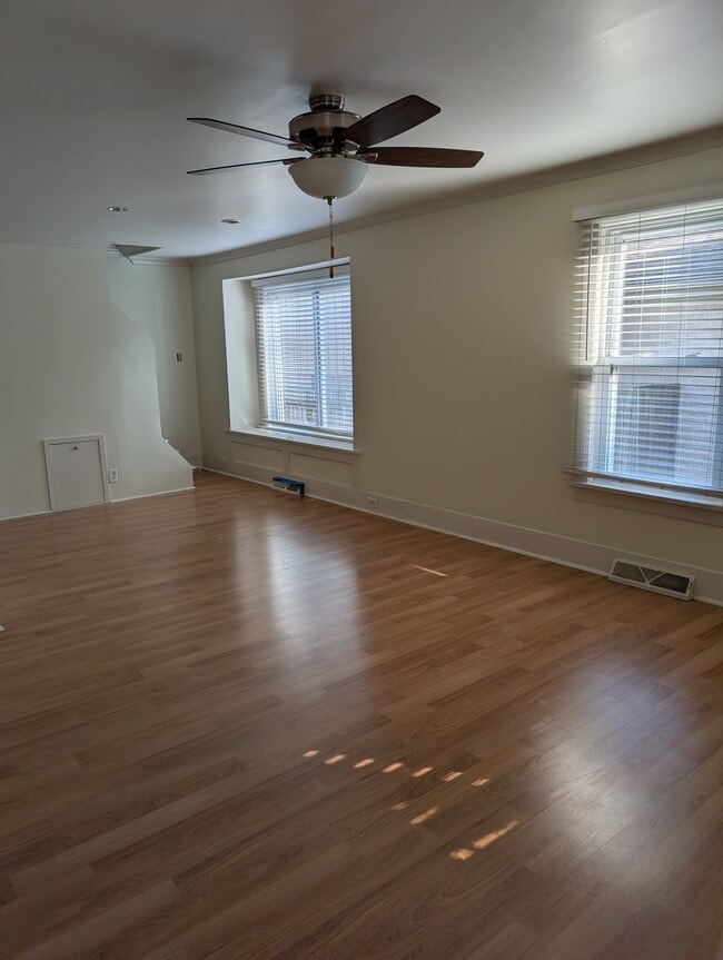 Living room - 14837 Keating Ave