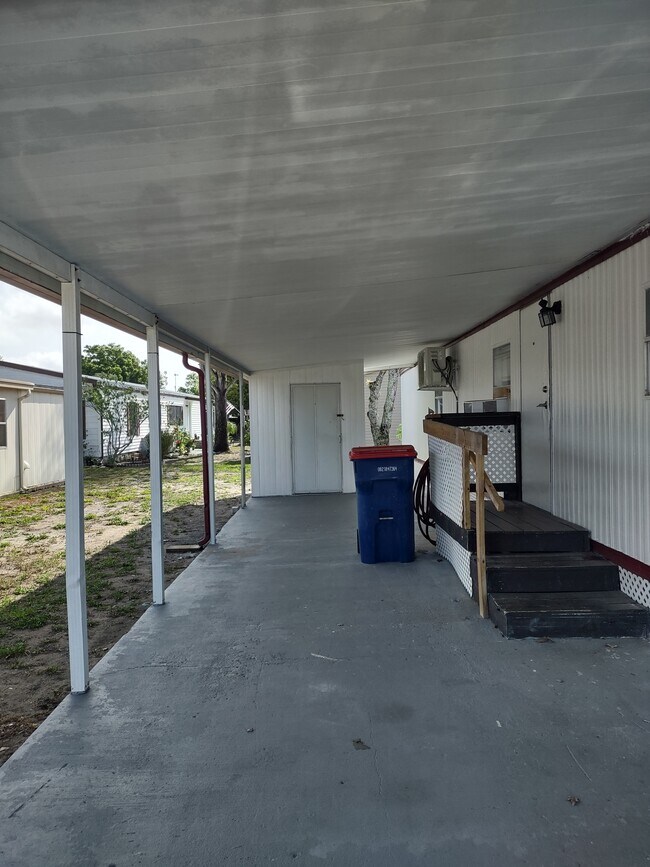 ESTACIONAMIENTO PARA 2 VEHÍCULOS Y COBERTIZO - 7402 Demure Ln