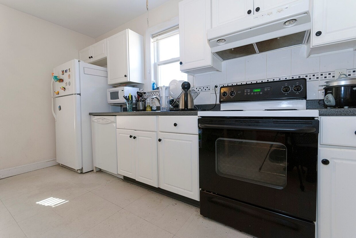 2bed plus den in Allston Near Boston University - $3000 - Brighton 2Bed / 1Bath on Vinal St - No Fee...