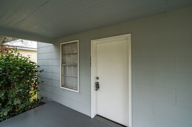 Foto del edificio - 2403 Short 19th NE St