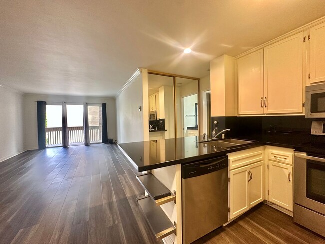 Building Photo - Newly Renovated Pacific Beach Condo Pool S...