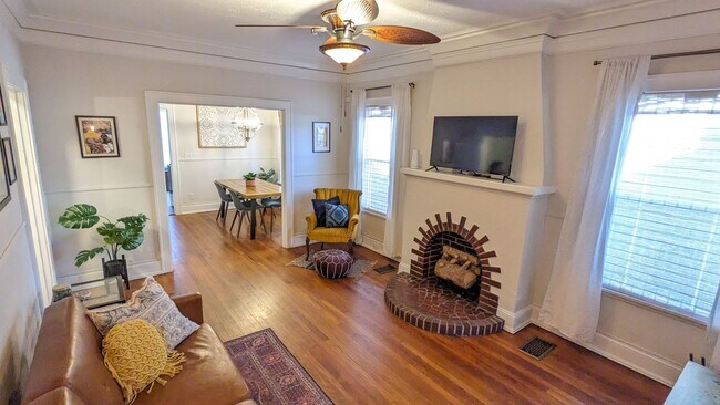 Building Photo - CHARMING FURNISHED BROADMOOR HOME