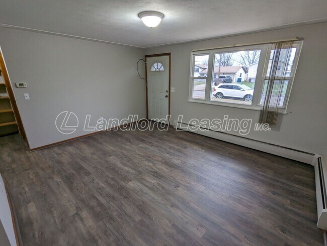 Building Photo - Updated Ranch Duplex in Lorain with Garage