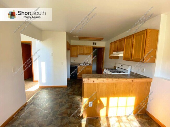 Building Photo - 4 bed 2 bath Single Family Home
