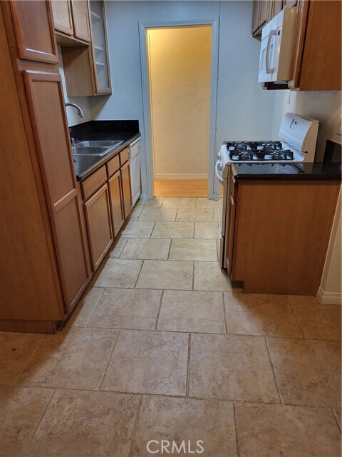 Building Photo - 1400 W Lambert Rd