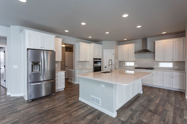 Foto del edificio - Exceptional 4-Bedroom Home with Dual Fireplaces, Main Level Master Suite, and Spacious Basement -...