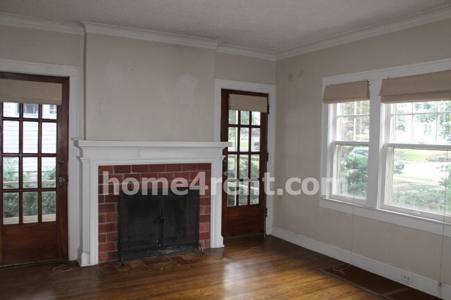 Building Photo - 5617 Kenwood Ave