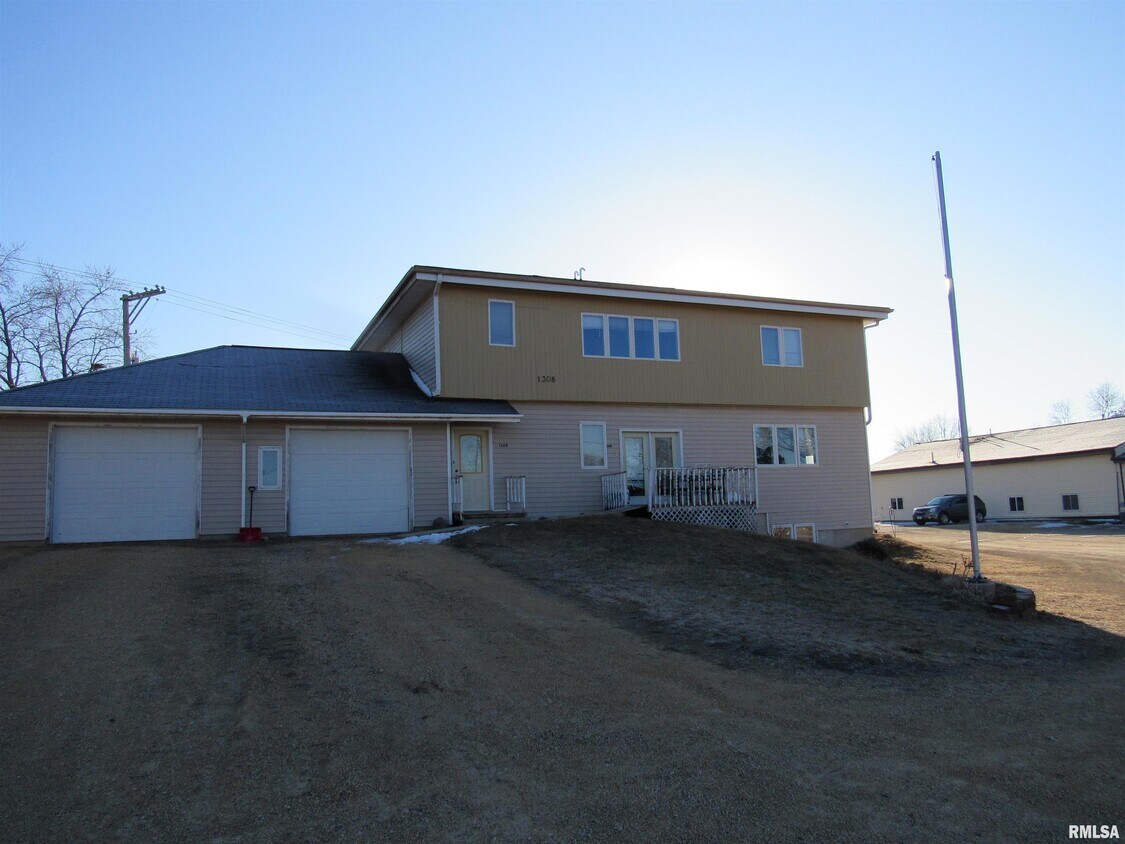 1308 8th Ave Unit 3, DeWitt, IA 52742 Condo for Rent in DeWitt, IA