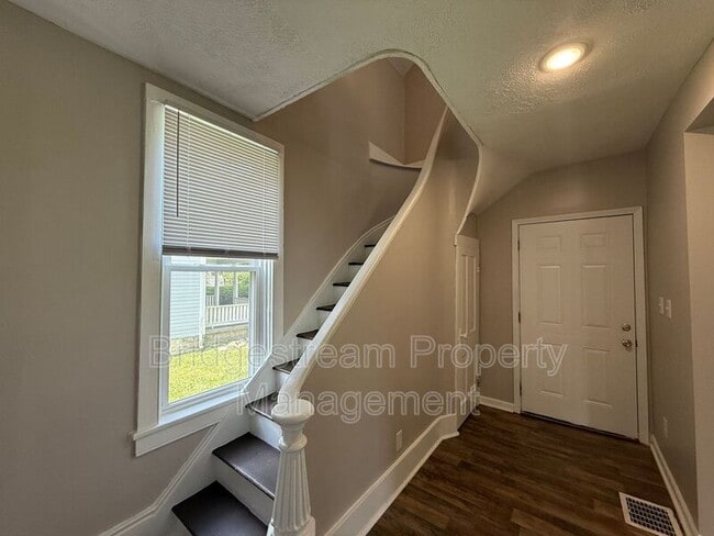 Building Photo - 921 Kent Ln S