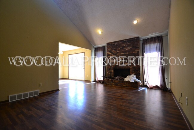 Building Photo - 5004 Aspen Dr