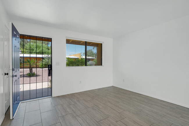 Building Photo - 350 N Silverbell Rd