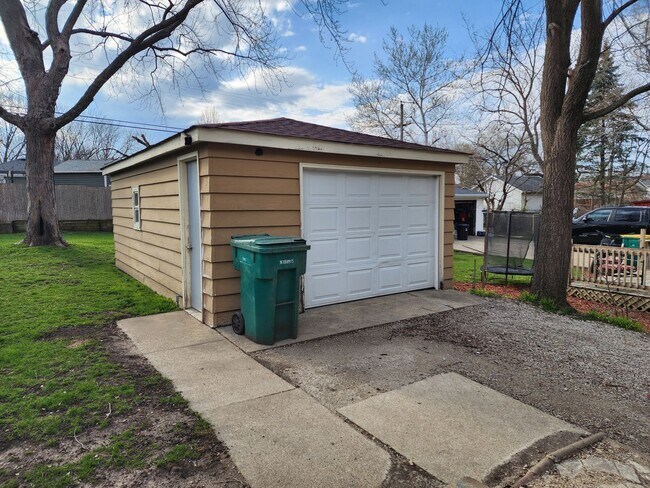 Foto del edificio - 2 bd 2 ba home large back yard Joliet
