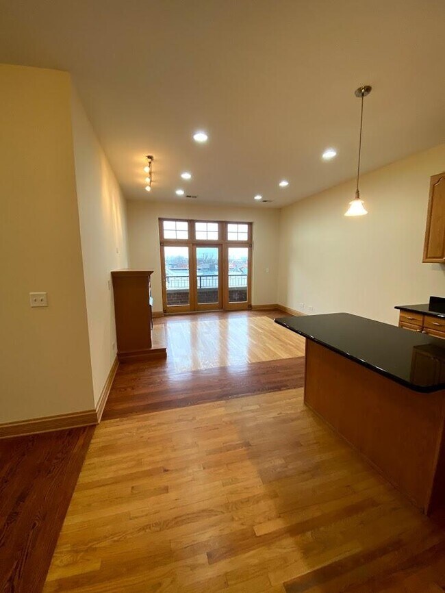 Building Photo - 3 bedroom in Chicago IL 60608