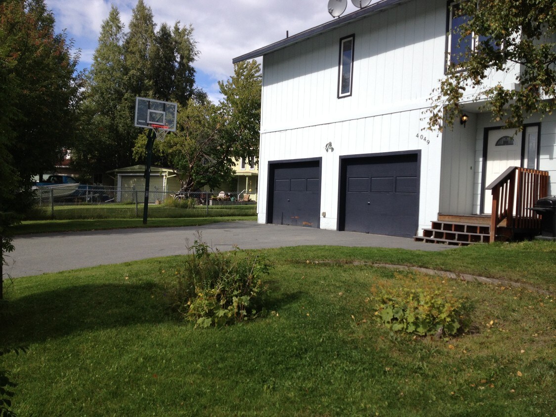 front yard - 4049 W 89th Ct